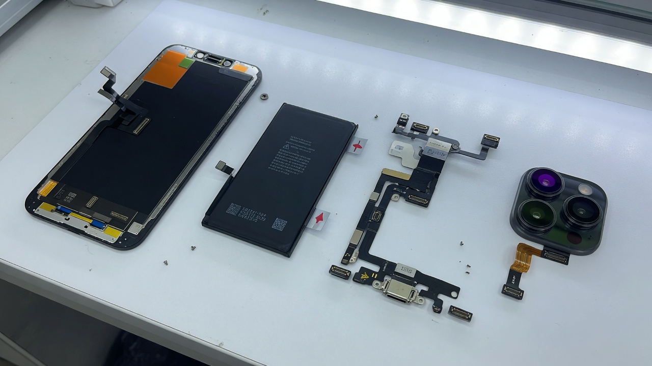 Repuestos iPhone en el mostrador